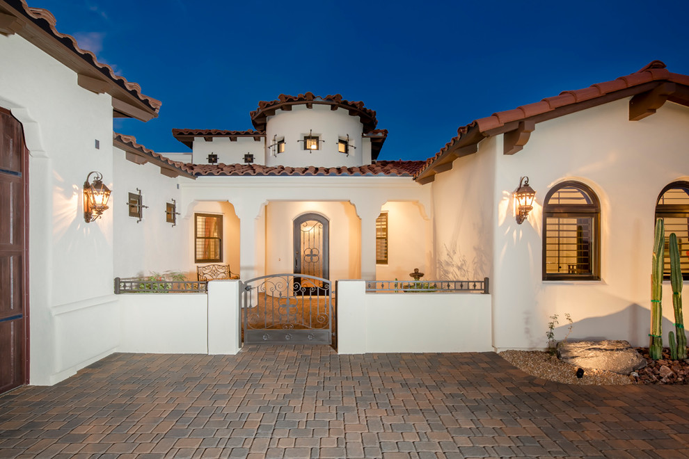 フェニックスにある高級な中くらいなサンタフェスタイルのおしゃれな家の外観 (漆喰サイディング) の写真