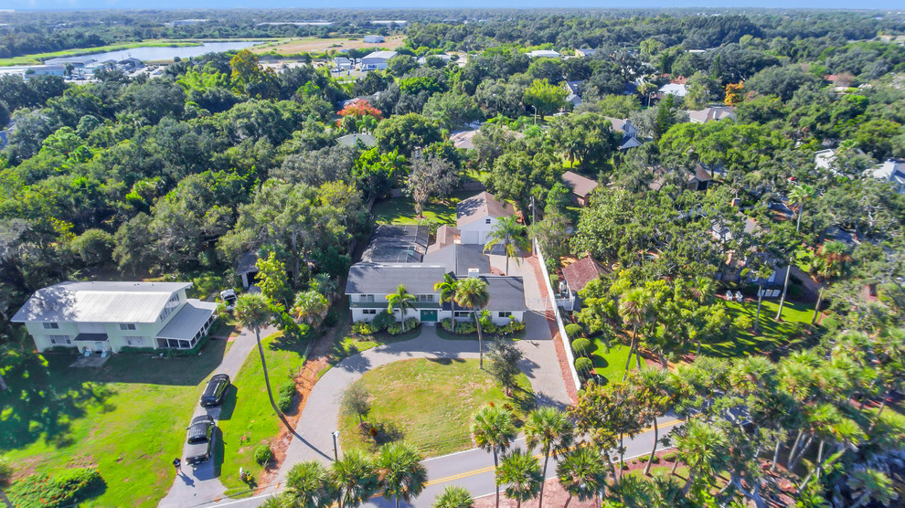 Mid-century modern two-story exterior home photo in Orlando