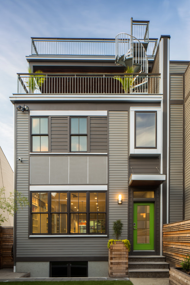 Imagen de fachada de casa pareada gris actual de tamaño medio de tres plantas con revestimiento de aglomerado de cemento y tejado plano