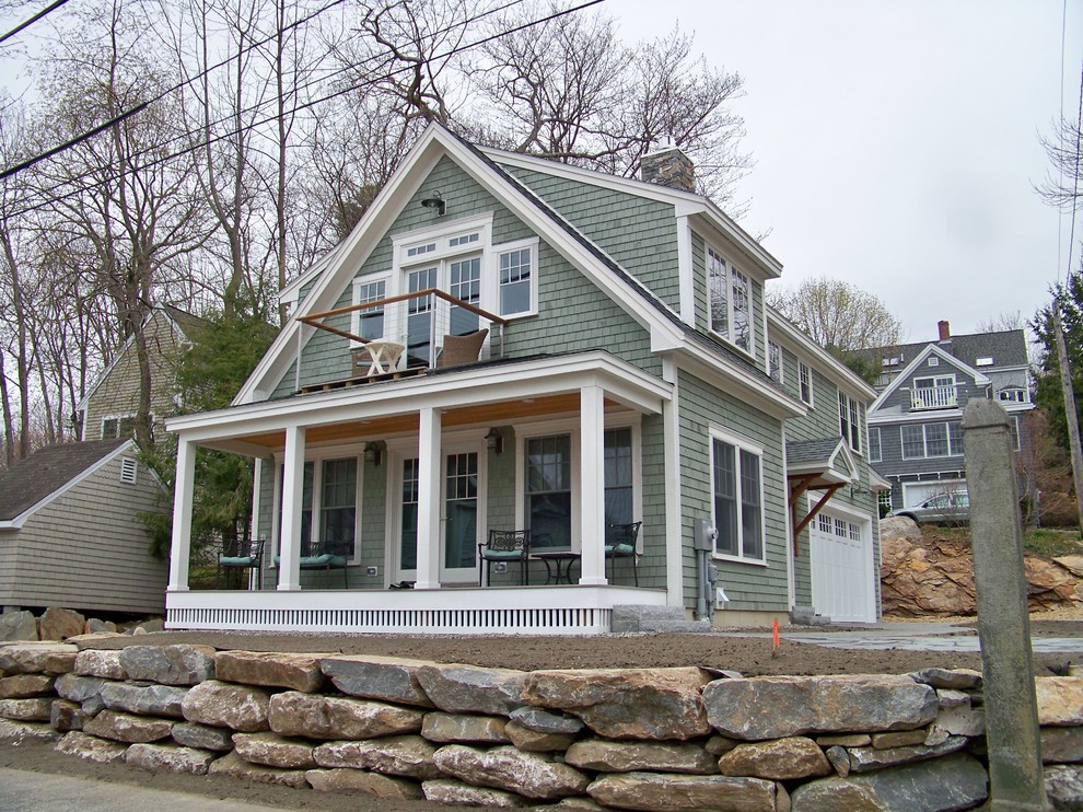 Cette image montre une petite façade de maison grise traditionnelle en bois à un étage avec un toit en shingle.