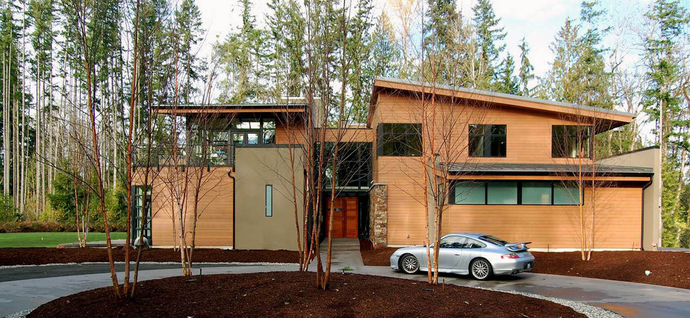 Ejemplo de fachada contemporánea de dos plantas con revestimiento de madera