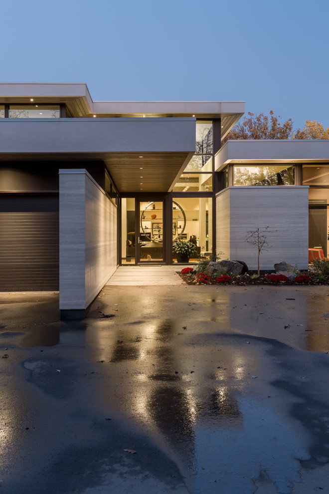 Geräumiges, Zweistöckiges Modernes Einfamilienhaus mit Steinfassade, beiger Fassadenfarbe und Flachdach in Sonstige