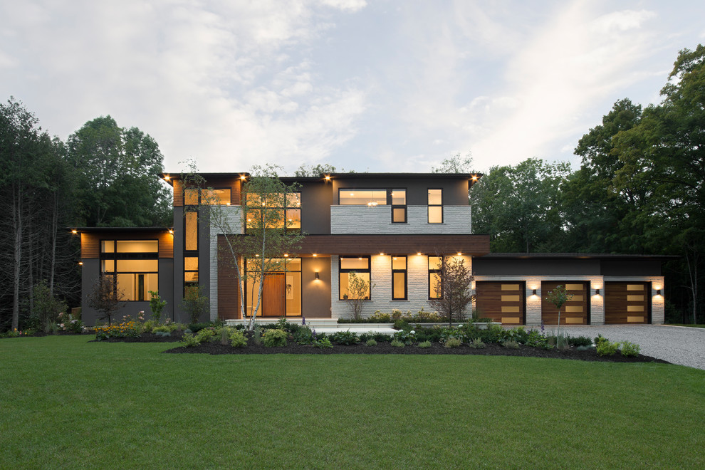 Aménagement d'une façade de maison multicolore contemporaine à un étage avec un revêtement mixte et un toit plat.