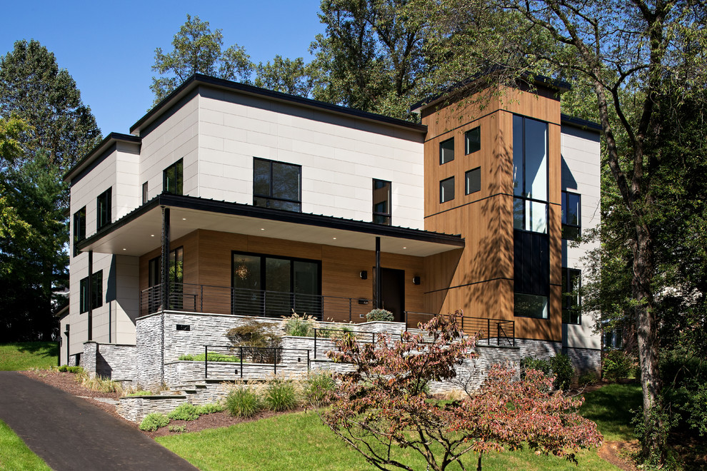 Exemple d'une grande façade de maison grise moderne à un étage avec un revêtement mixte, un toit plat et un toit mixte.
