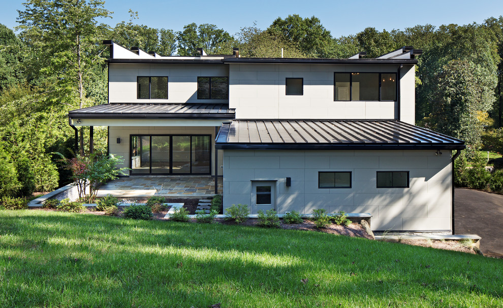 Großes, Zweistöckiges Modernes Einfamilienhaus mit Mix-Fassade, grauer Fassadenfarbe, Flachdach und Misch-Dachdeckung in Washington, D.C.