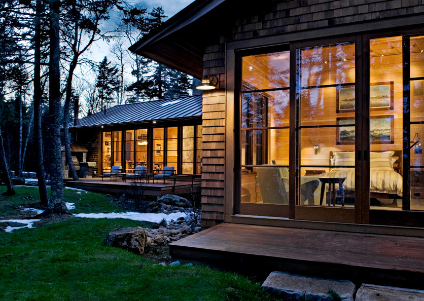 Einstöckige, Mittelgroße Skandinavische Holzfassade Haus mit brauner Fassadenfarbe und Satteldach in Portland Maine