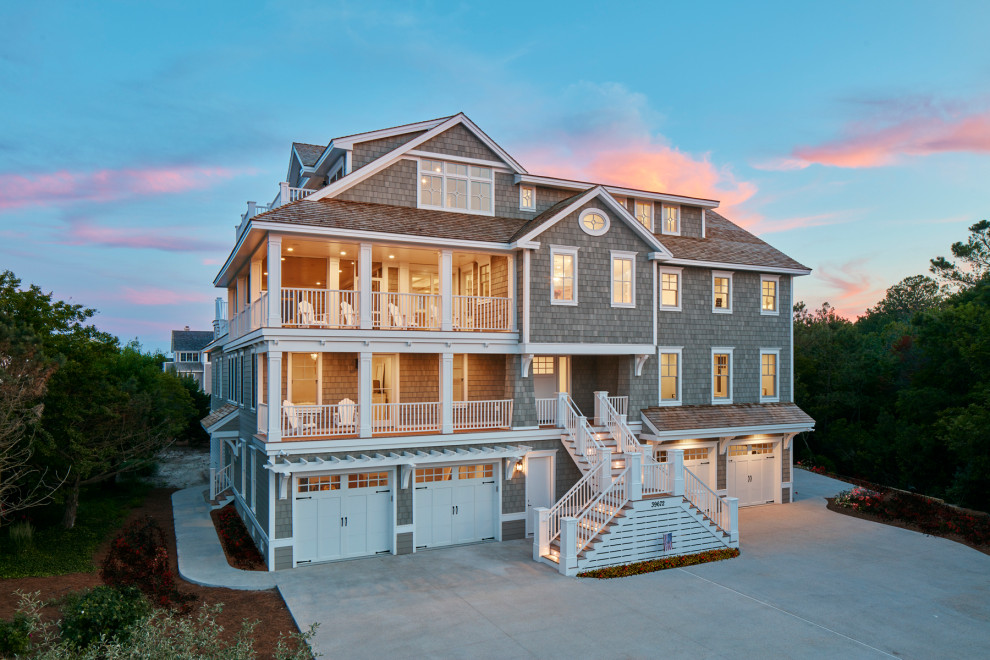 Aménagement d'une grande façade de maison beige bord de mer en bois à deux étages et plus avec un toit à deux pans et un toit en shingle.