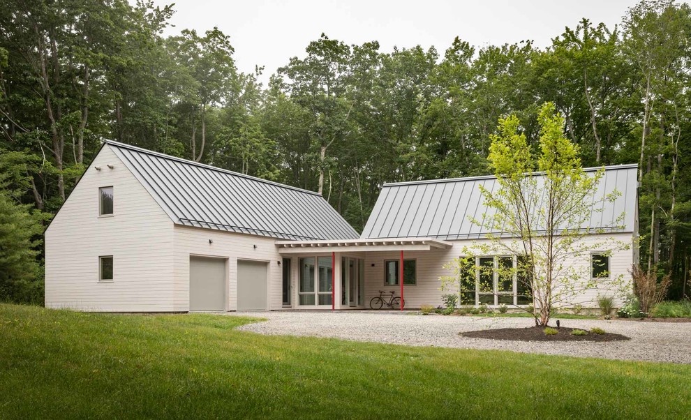 Esempio della villa beige country a un piano con rivestimento in legno, tetto a capanna e copertura in metallo o lamiera