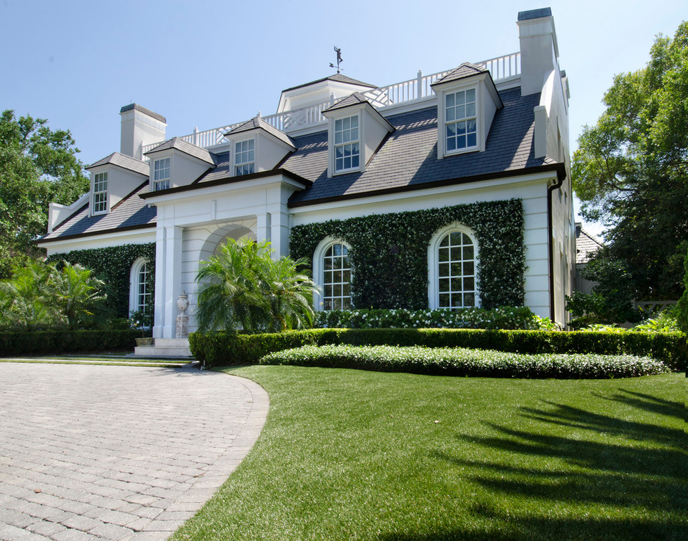 Inspiration pour une grande façade de maison blanche design en pierre à un étage avec un toit à deux pans et un toit en shingle.
