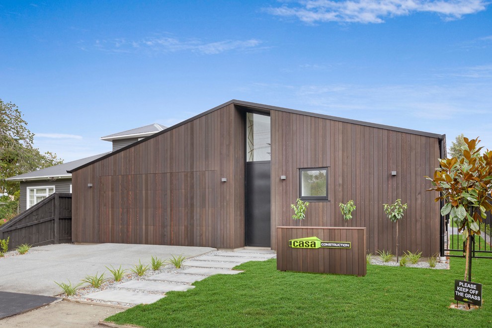 Idées déco pour une façade de maison noire contemporaine en bois de taille moyenne et de plain-pied avec un toit à croupette et un toit en métal.