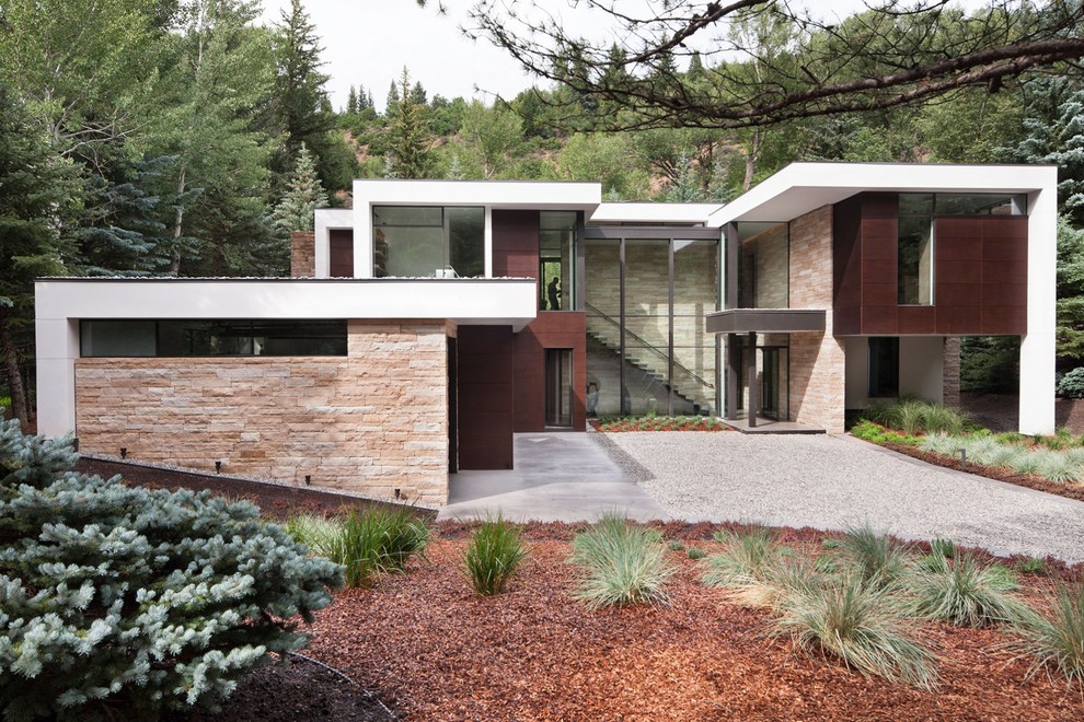 Modelo de fachada de casa multicolor minimalista de dos plantas con revestimientos combinados y tejado plano
