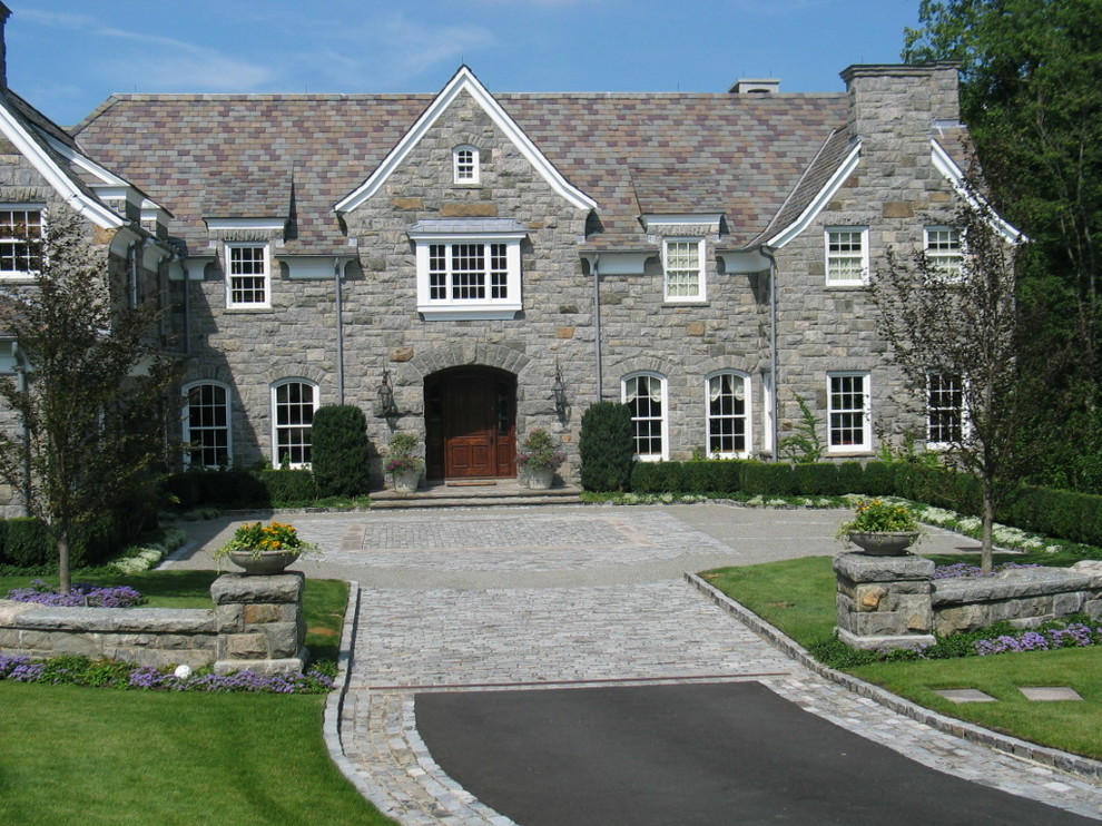 Пример оригинального дизайна: дом в классическом стиле с облицовкой из камня