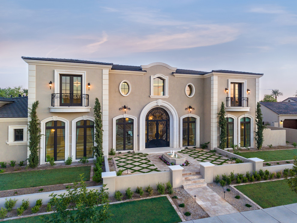 Geräumiges, Zweistöckiges Mediterranes Einfamilienhaus mit Putzfassade, beiger Fassadenfarbe, Walmdach und Schindeldach in Phoenix