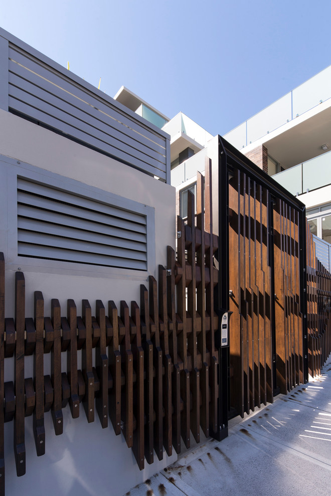 Immagine della facciata di un appartamento ampio industriale a tre piani con rivestimento in legno