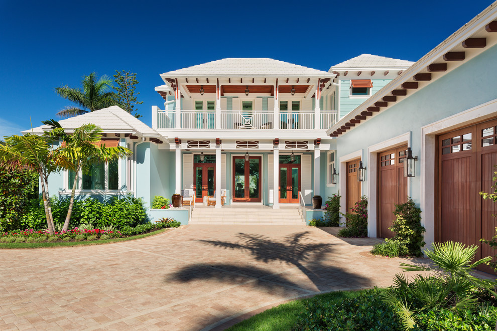 Свежая идея для дизайна: двухэтажный, синий частный загородный дом с вальмовой крышей - отличное фото интерьера