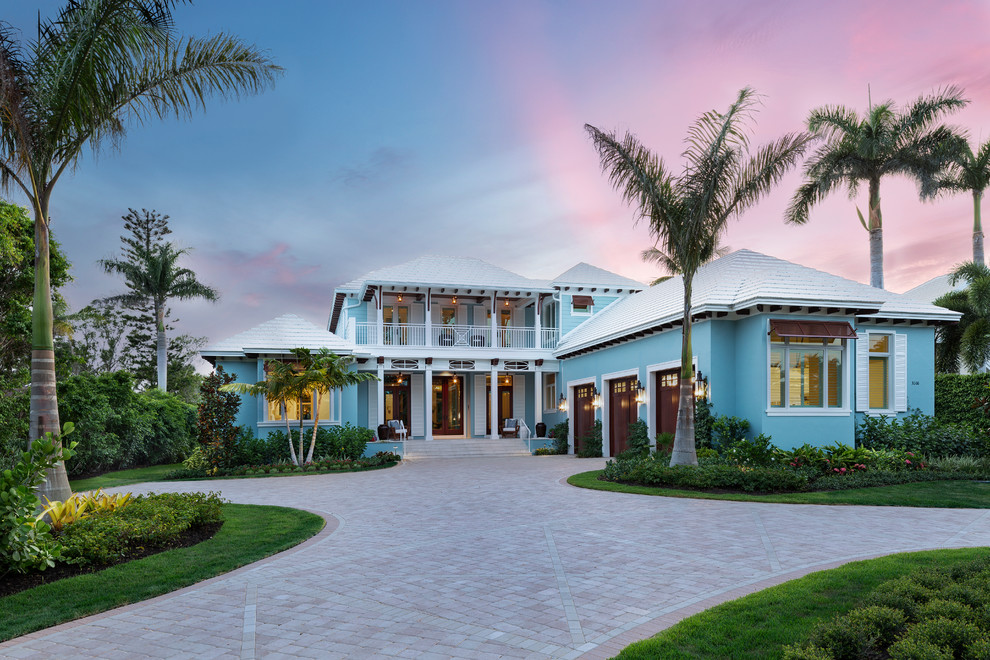 Ispirazione per la villa blu stile marinaro a due piani con tetto a padiglione, copertura in metallo o lamiera e tetto bianco