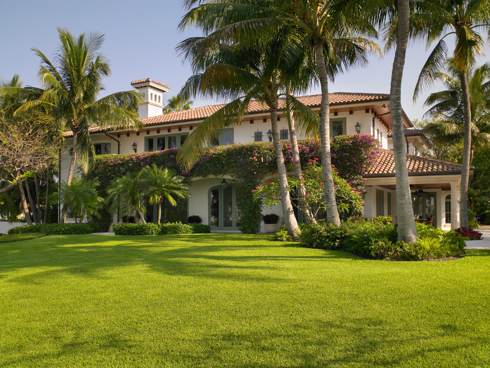 Großes, Zweistöckiges Mediterranes Einfamilienhaus mit Putzfassade, beiger Fassadenfarbe, Pultdach und Ziegeldach in Miami
