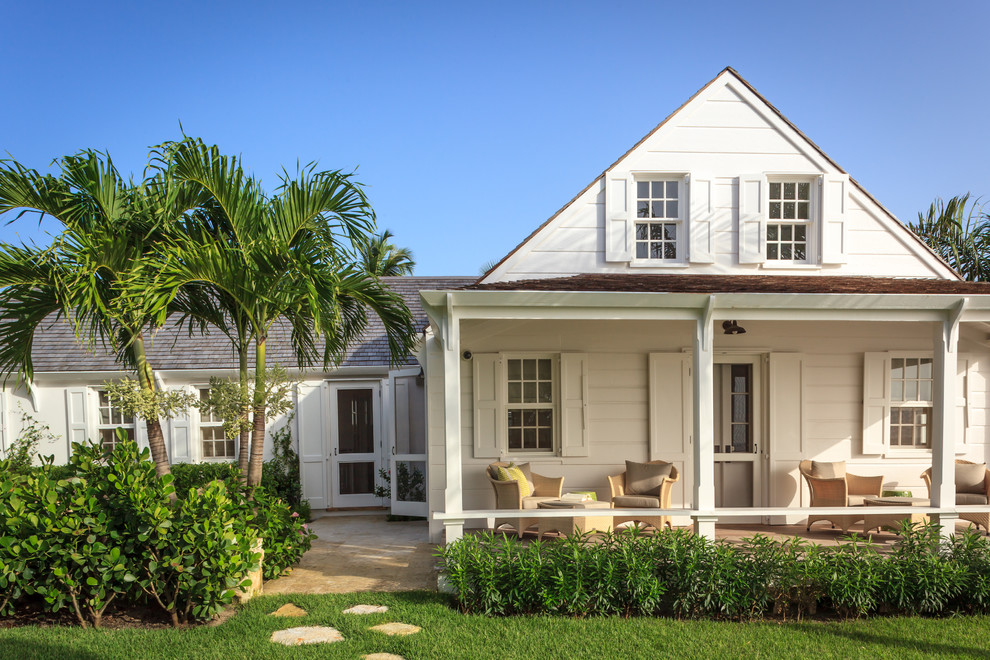 Idee per la facciata di una casa piccola bianca tropicale a due piani