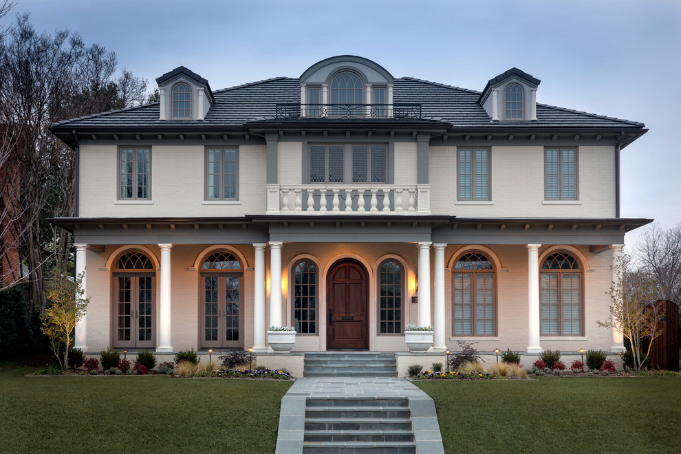 Diseño de fachada de casa gris tradicional de tres plantas con tejado a cuatro aguas y tejado de teja de madera