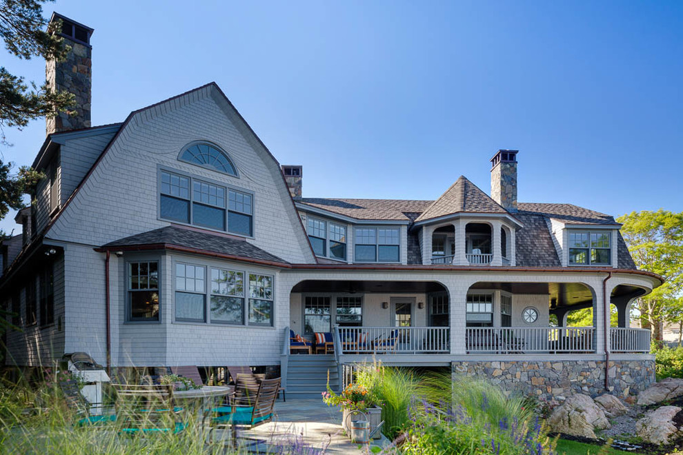 Свежая идея для дизайна: двухэтажный, деревянный, синий, огромный дом в морском стиле - отличное фото интерьера