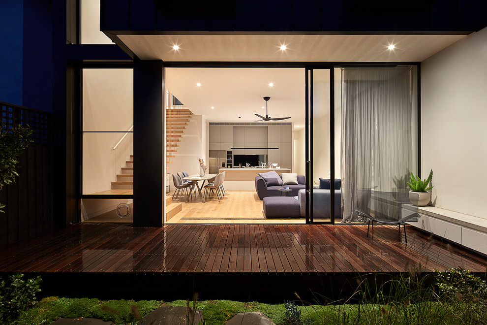 Свежая идея для дизайна: двухэтажный, черный частный загородный дом среднего размера в стиле модернизм с облицовкой из металла, плоской крышей и металлической крышей - отличное фото интерьера