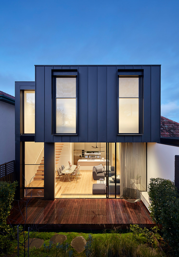 Idee per la villa nera moderna a due piani di medie dimensioni con rivestimento in metallo, tetto piano e copertura in metallo o lamiera