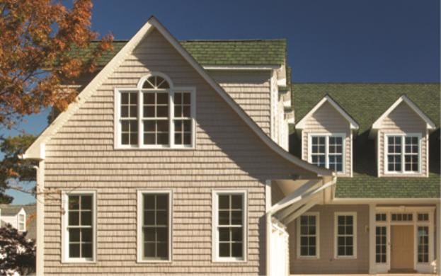 Ispirazione per la facciata di una casa beige american style a due piani con rivestimento in vinile