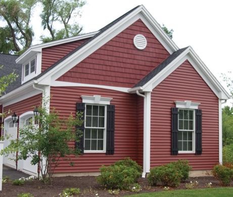 Inspiration för amerikanska röda hus, med två våningar och vinylfasad