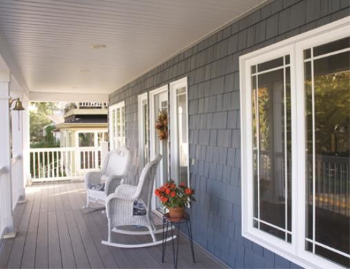 Foto de fachada azul de estilo de casa de campo de dos plantas con revestimiento de vinilo