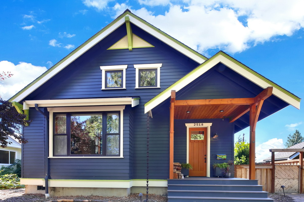 Идея дизайна: двухэтажный, синий частный загородный дом в стиле кантри с облицовкой из ЦСП, двускатной крышей и крышей из гибкой черепицы