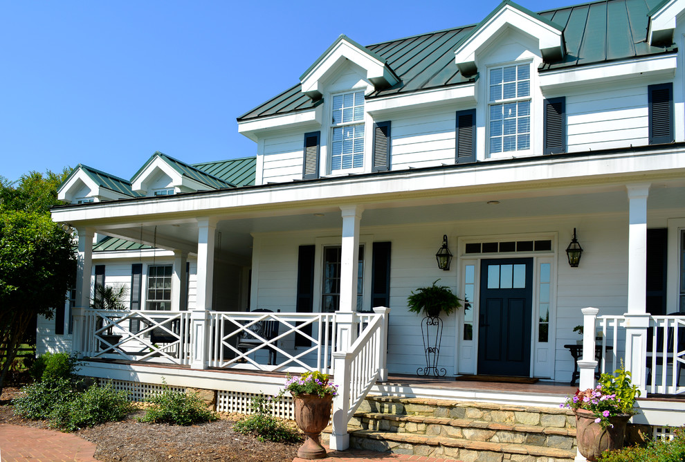 Großes, Einstöckiges Landhaus Einfamilienhaus mit Faserzement-Fassade, weißer Fassadenfarbe, Satteldach und Blechdach in Sonstige