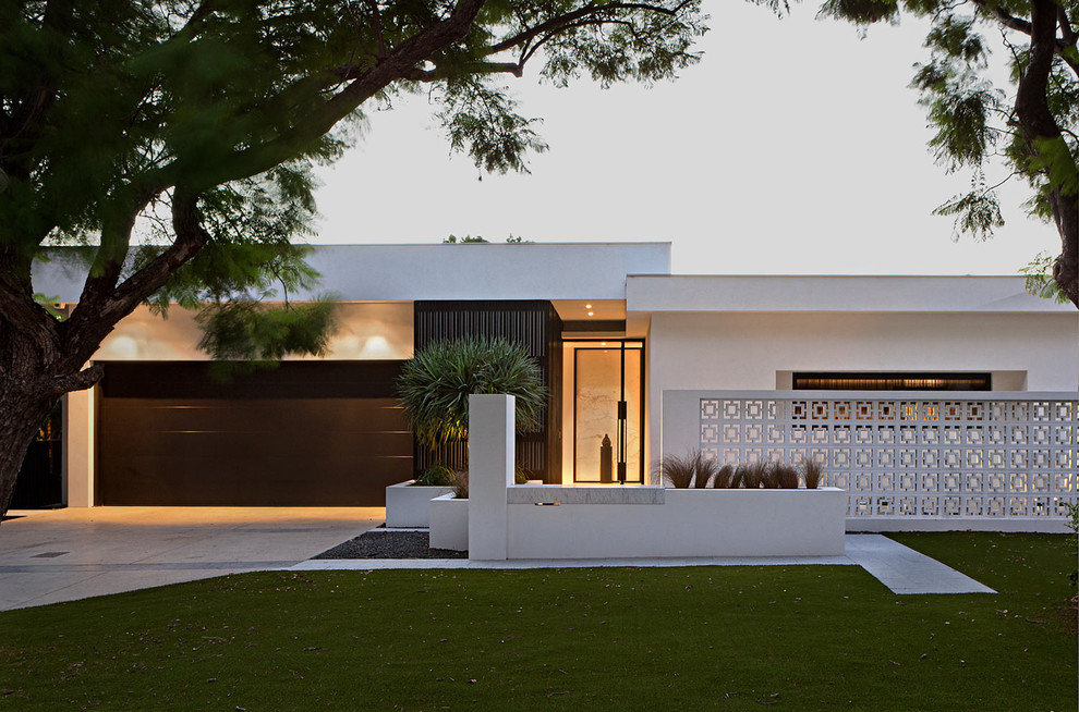 Источник вдохновения для домашнего уюта: белый дом в современном стиле с комбинированной облицовкой и плоской крышей