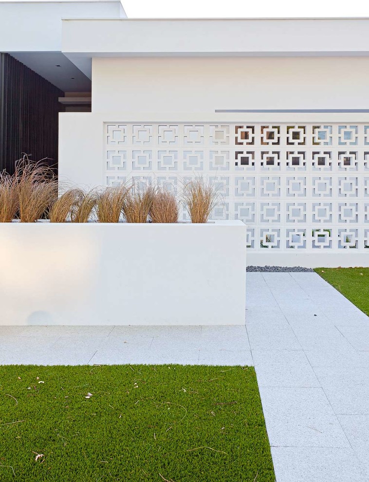 Modernes Haus mit Mix-Fassade, weißer Fassadenfarbe und Flachdach in Perth