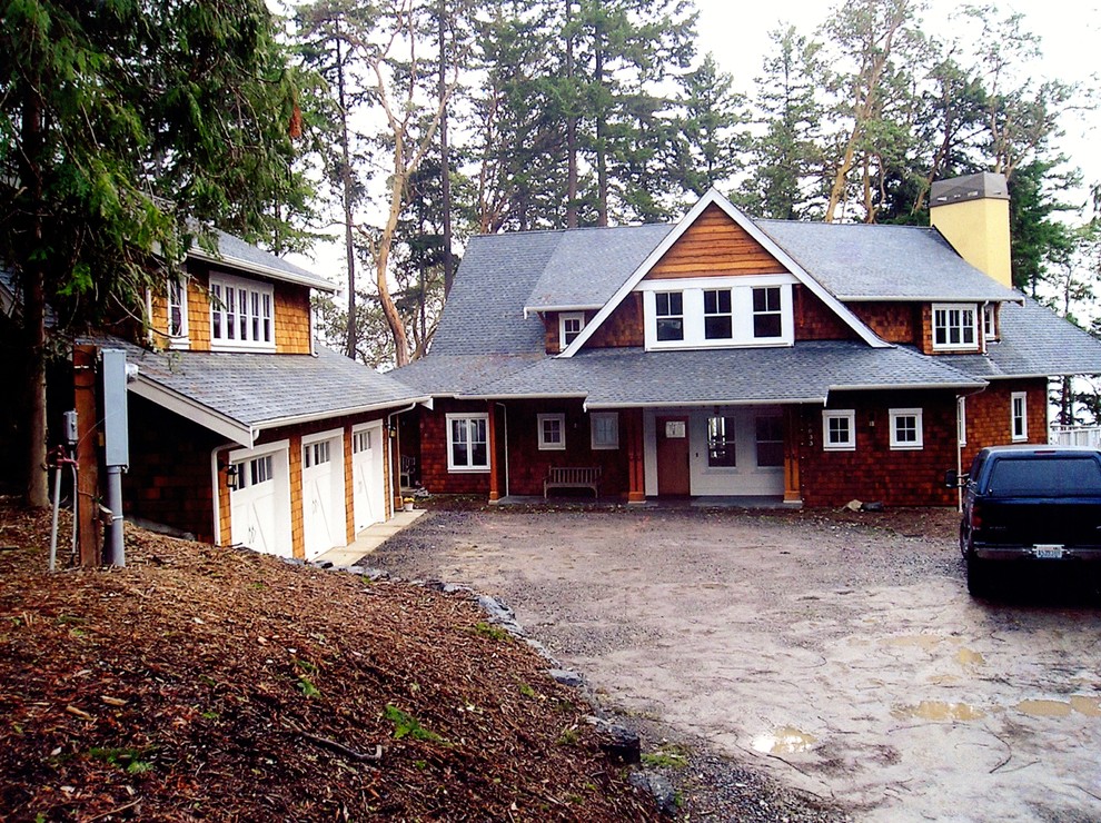 Große, Dreistöckige Urige Holzfassade Haus mit brauner Fassadenfarbe und Satteldach in Seattle