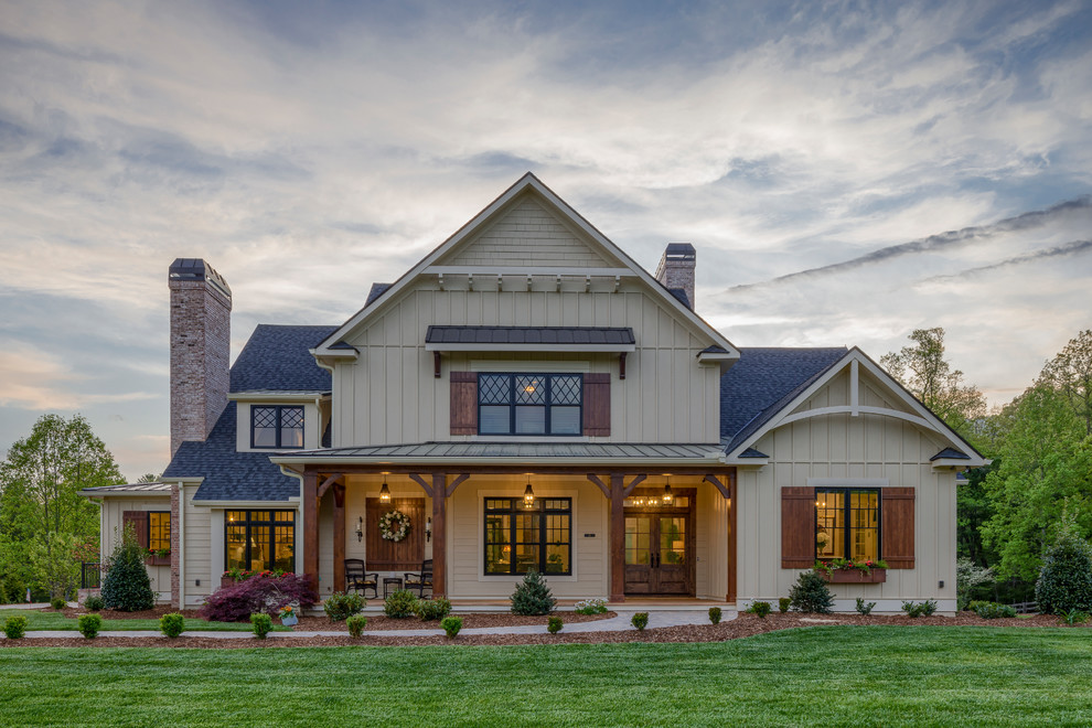 Geräumiges, Zweistöckiges Landhaus Haus mit beiger Fassadenfarbe, Satteldach und Misch-Dachdeckung in Sonstige