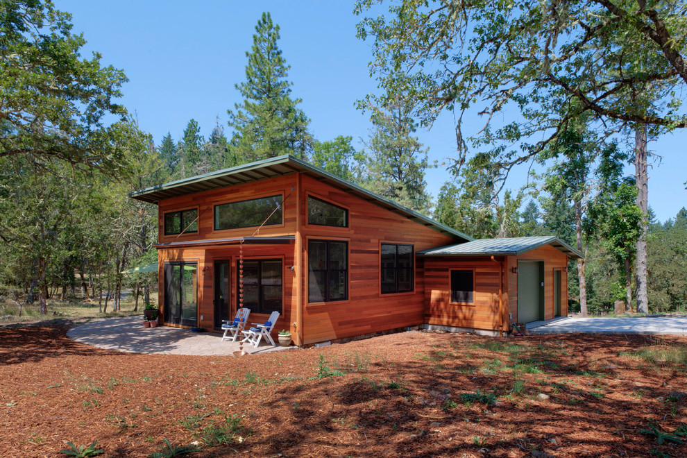 Свежая идея для дизайна: одноэтажный, деревянный, красный частный загородный дом в стиле рустика с односкатной крышей и металлической крышей - отличное фото интерьера