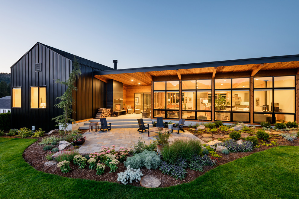 Modernes Haus mit schwarzer Fassadenfarbe in Seattle