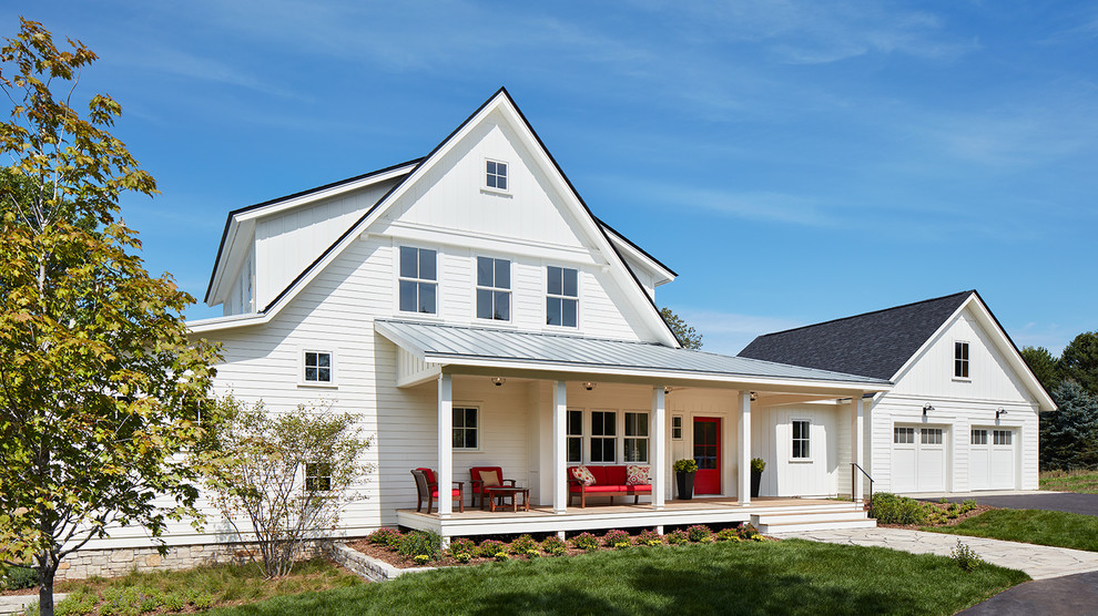 Свежая идея для дизайна: белый дом в стиле кантри с двускатной крышей - отличное фото интерьера