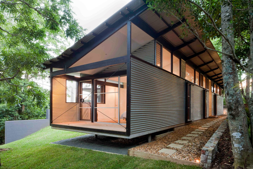 Стильный дизайн: одноэтажный дом среднего размера, из контейнеров, из контейнеров в стиле лофт с облицовкой из металла и односкатной крышей - последний тренд