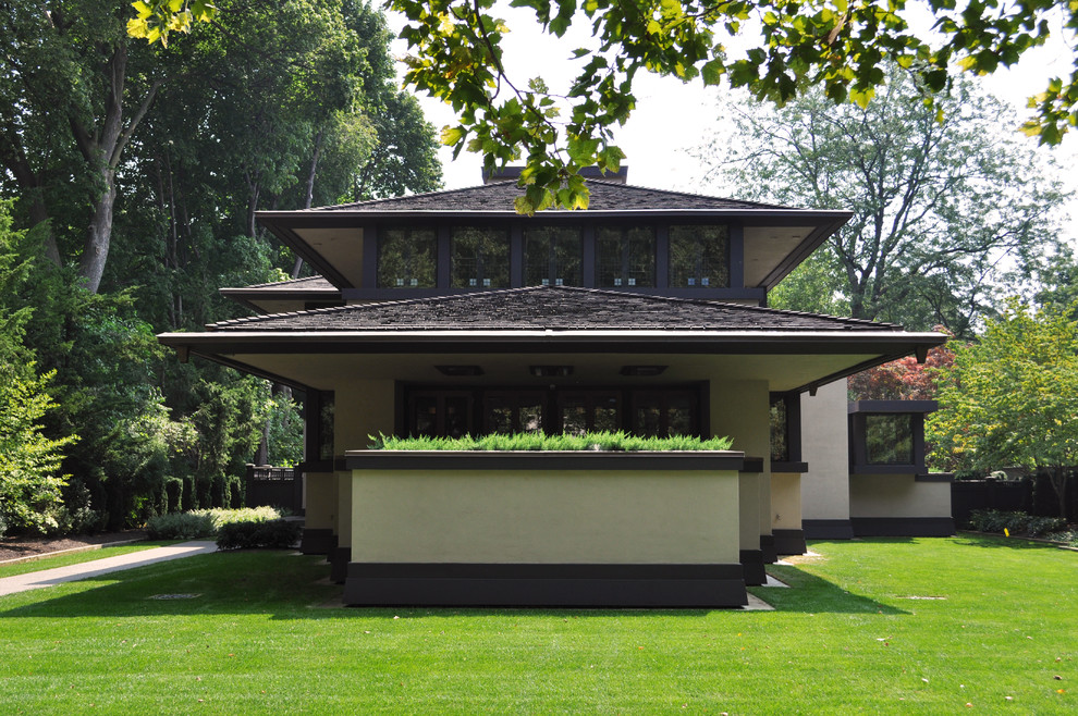 Foto della facciata di una casa grande american style a due piani