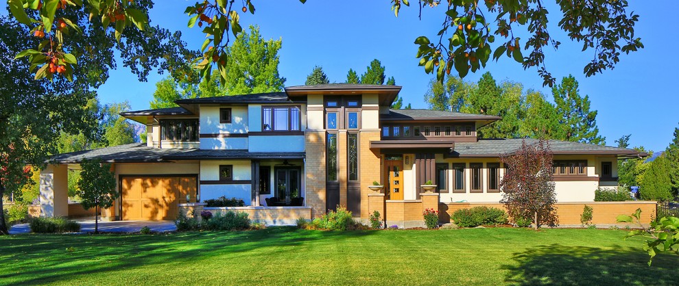 Cette image montre une très grande façade de maison beige craftsman à deux étages et plus avec un revêtement mixte.