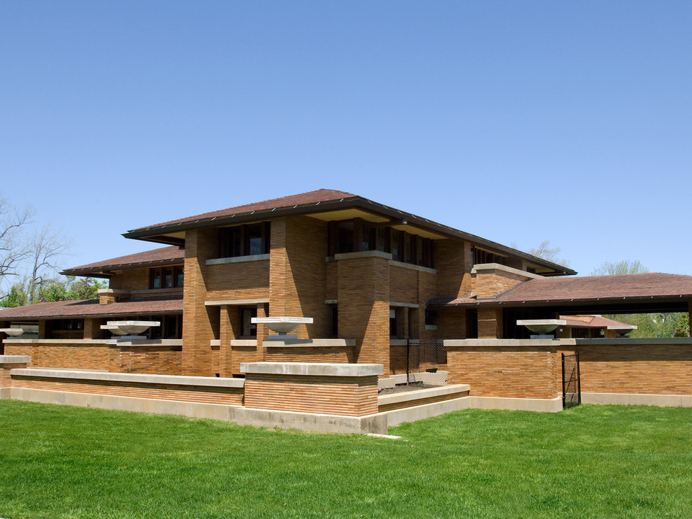 Ispirazione per la villa ampia beige contemporanea a due piani con rivestimento in legno, tetto a padiglione e copertura a scandole
