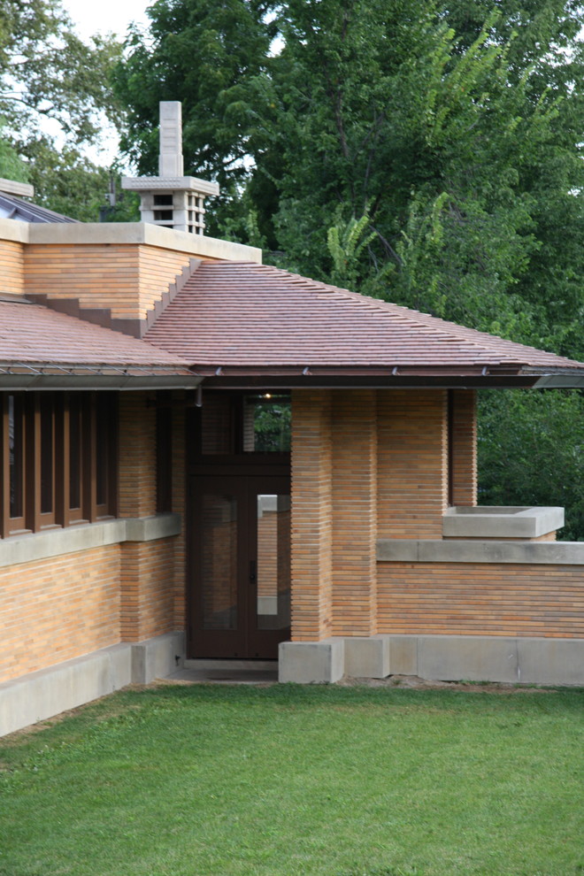 Ejemplo de fachada de casa beige contemporánea extra grande de dos plantas con revestimiento de madera, tejado a cuatro aguas y tejado de teja de madera