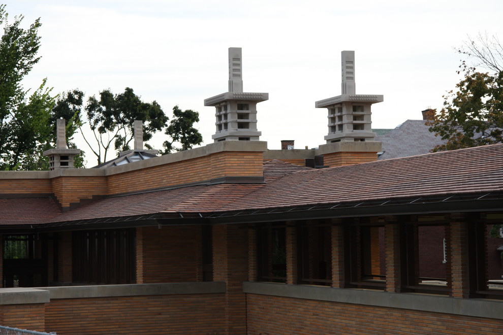 Modelo de fachada de casa beige actual extra grande de dos plantas con revestimiento de madera, tejado a cuatro aguas y tejado de teja de madera