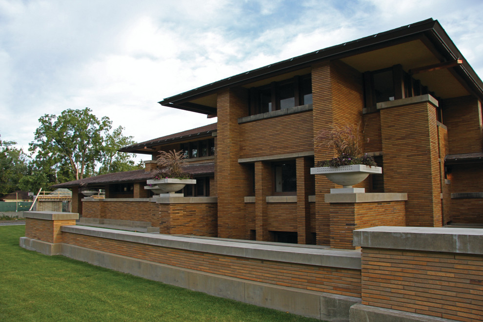 Foto della facciata di una casa ampia american style con rivestimento in legno e tetto a padiglione