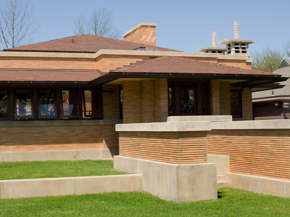 Immagine della villa ampia beige contemporanea a due piani con rivestimento in legno, tetto a padiglione e copertura a scandole