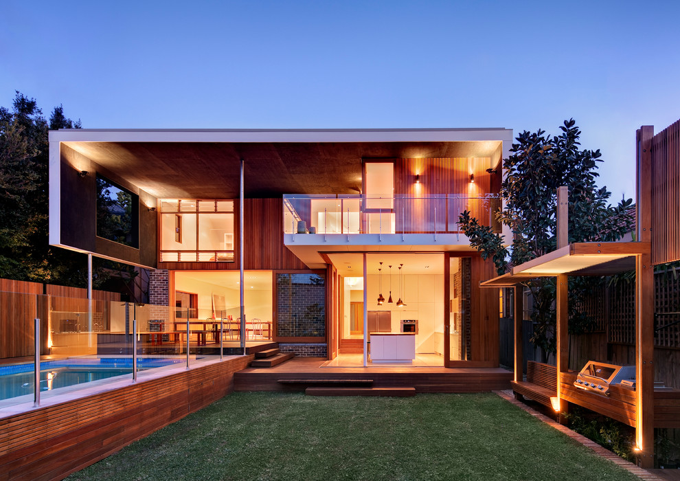 Ispirazione per la facciata di una casa grande marrone contemporanea a due piani con rivestimento in legno e tetto piano