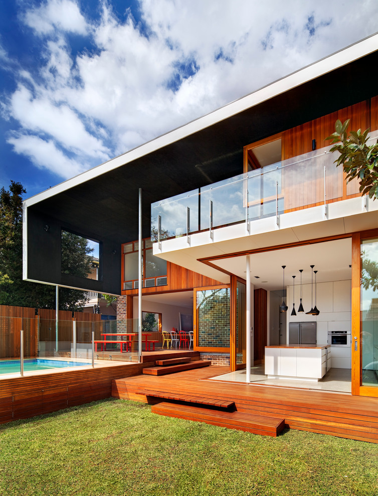Große, Zweistöckige Moderne Holzfassade Haus mit brauner Fassadenfarbe und Flachdach in Sydney