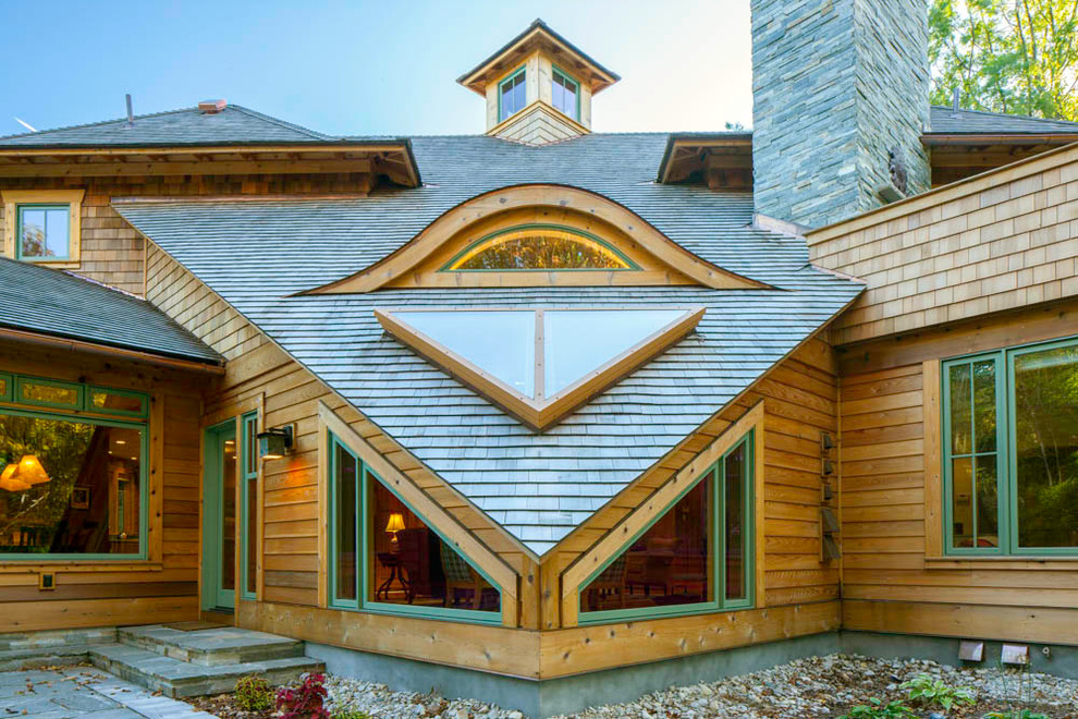 Ispirazione per la facciata di una casa grande marrone rustica a due piani con rivestimento in legno e tetto a padiglione
