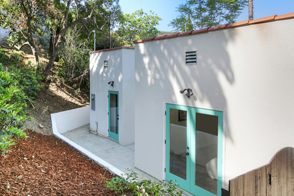 Idee per la facciata di una casa bianca american style a un piano di medie dimensioni con rivestimento in adobe